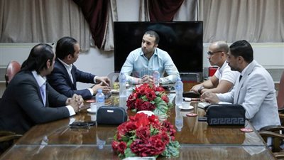 تفاصيل اجتماع عضو مجلس الأهلي مع نائب وزير التعليم