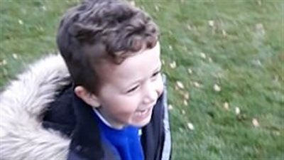 طفل ينفذ مقلبا غير متوقع في رجل (فيديو وصور)