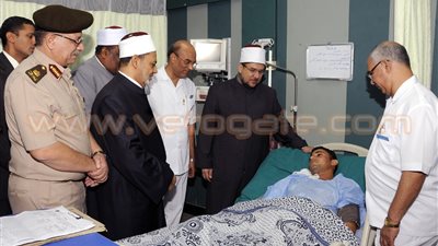 بالفيديو والصور.. شيخ الأزهر ووزير الأوقاف يزوران مصابي حادث العريش الإرهابي