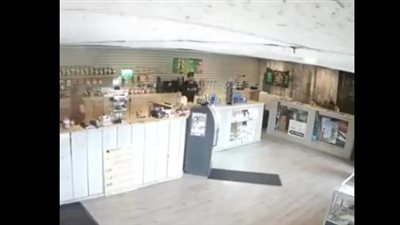 رد فعل رجل اقتحم 3 لصوص محله لسرقته (فيديو)