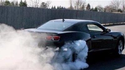 «البيئة» تفحص عوادم السيارات بالمعادى