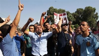 تظاهر العشرات من العاملين أمام شركة كهرباء شبرا الخيمة