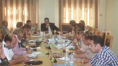 محافظ الفيوم يتابع جولة الإعادة من خلال غرفة العمليات الرئيسية