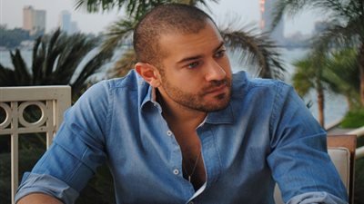 طالبة بجامعة الأهرام الكندية تحرج عمرو يوسف