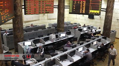 مبيعات العرب والأجانب تعزز خسائر البورصة منتصف التعاملات