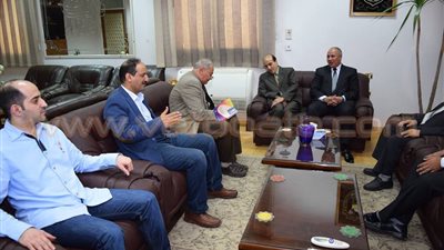 بالصور.. رئيس جامعة سوهاج يستقبل عدد من الطلاب العرب