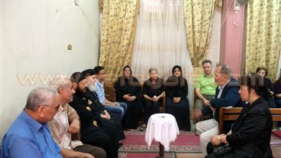 بالصور.. محافظ الشرقية يقدم واجب العزاء لأسرة الشهيد 