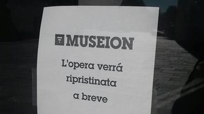 بالصور.. إلقاء عمل فنى حديث في «أكياس الزبالة» بإيطاليا