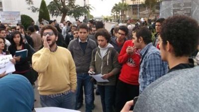 تظاهر عشرات الطلاب بجامعة مصر الدولية احتجاجًا على وقوع وفاة جديدة بحادث سير