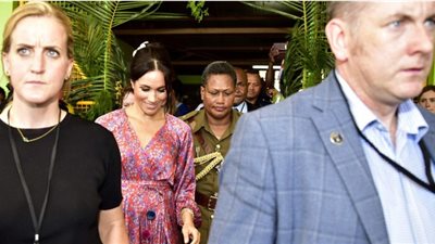 خطر أمني يحاصر ميجان ميركل في سوبر ماركت بـ«فيجي» (فيديو)