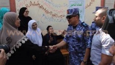 قائد القوات البحرية يتفقد لجان الانتخابات برأس التين