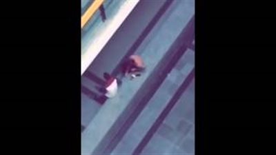 بالفيديو.. طلاب يلفون سجائر «الحشيش» داخل جامعة دمنهور