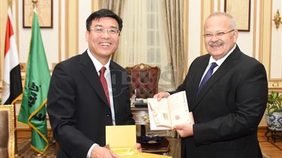 رئيس جامعة القاهرة يبحث التعاون مع وفدٍ من بكين (صور)