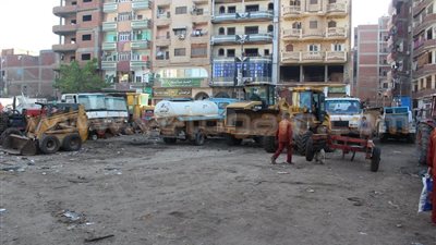 بالصور.. حملة نظافة وإزالة المياه الراكدة بدسوق