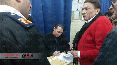 بالفيديو.. كوميديا عادل إمام داخل لجنة الاستفتاء