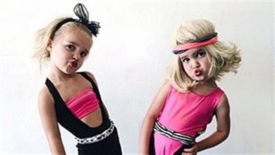 توءم ثلاث سنوات يقلدان الأسرة الملكية البريطانية (صور)