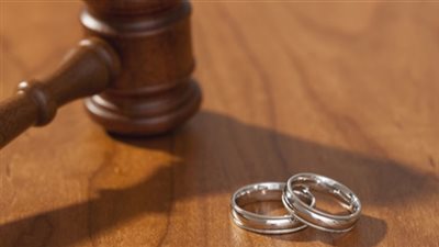 ربة منزل في دعوى خلع: «بيطفي السجاير على السجاد»