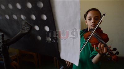 «بيتهوفن الصغير».. يوميات أصغر عازفة كمانجا في مصر (فيديو وصور)