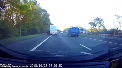 سيارة مسرعة تنفذ انحرافا خطيرا على طريق بساعة الذروة (فيديو وصور)