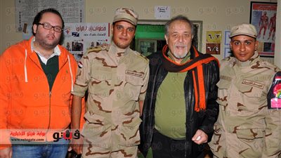 بالصور.. الساحر محمود عبدالعزيز ونجله يصوتان في الاستفتاء