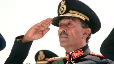 المصريون يحلمون بـ «سادات جديد».. 