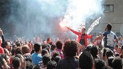 طلاب الإخوان يطلقون الألعاب النارية داخل المدينة الجامعية بـ
