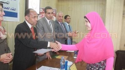 بالفيديو والصور.. تكريم الدارسين بفصول محو الأمية بالفيوم