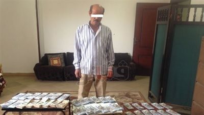 الأمن العام يضبط عاطلا قبل إغراقه الأسواق بنصف مليون دولار مزيف بالمنوفية