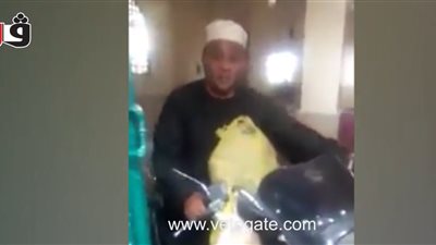 إمام يدخل المسجد بـ«موتوسيكل».. والأوقاف: «خايف عليه من السرقة» (فيديو)
