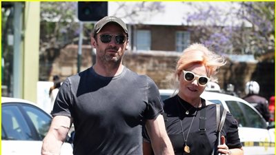 بالصور.. هيو جاكمان يتجول برفقة زوجته في شوارع أستراليا