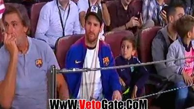 «ميسي» المصاب يساند برشلونة أمام إنتر ميلان من المدرجات (فيديو)