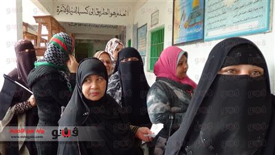 توافد الناخبين إلى لجان الاستفتاء بـ