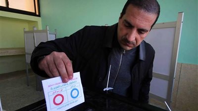 بالصورة.. عمرو خالد يصوت بـ«نعم للدستور»