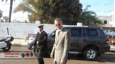 بالصور.. رئيس جامعة السويس يدلي بصوته في لجنة الوافدين