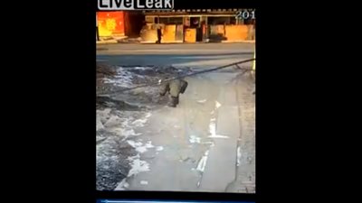 لحظة اعتداء أطفال مشاغبين على عجوز بالألعاب النارية (فيديو)