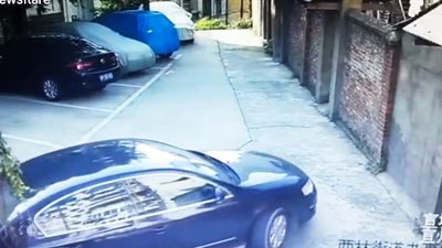 سائق متهور يحطم 3 سيارات ويصطدم بحائط (فيديو)