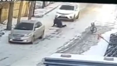 رجل يتلقى عقابه من سيارة حاول خداع صاحبها (فيديو)