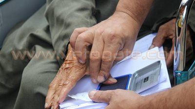 «اللجنة العليا» في تقريرها عن جولة الإعادة.. 20 ألف ناخب أدلوا بأصواتهم بالخارج حتى الآن.. تغيير بطاقات إبداء الرأي منعًا لتقليدها.. توقف لجنة بمطروح لإعياء رئيسها.. تفوق الرجال عن النساء في