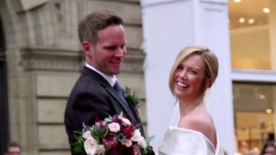 عروسان يؤديان أول رقصة لهما في الشارع (فيديو وصور)