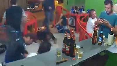 انشغال غريب لرجل بهاتفه أثناء سطو مسلح (فيديو وصور)