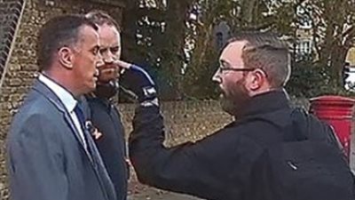 رجل يستخدم دراجة لتدمير سيارة مرسيدس (فيديو وصور)