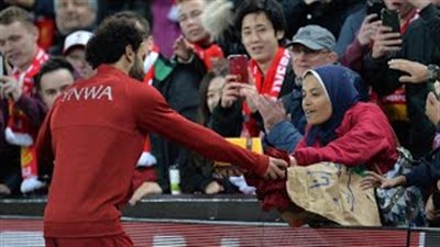 محمد صلاح يتلقى هدية من مصرية حضرت لمشاهدته أمام النجم الأحمر (فيديو)