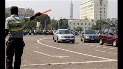 «المرور» تحذر قائدي السيارات من انعدام الرؤية بسبب الشبورة (فيديو)