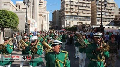 الفرقة الموسيقية العسكرية تعزف الأغاني الوطنية أمام لجنة الوافدين بالدقي