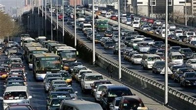 ازدحام مروري بكوبري أكتوبر بسبب زيادة الأحمال