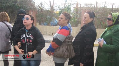 بالفيديو.. طابور سيدات بالغردقة يتحول لمظاهرة تأييد للسيسى