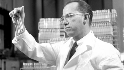 «جوجل» يحتفل بالذكرى الـ 100 لميلاد مكتشف لقاح «شلل الأطفال»