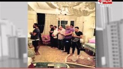 بالفيديو.. أحمد سعد يؤم الصلاة بـ«الإبراشي والجلاد» في منزل شقيقه
