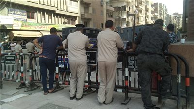 المتهم بقتل طفليه يصل مجمع محاكم المنصورة لاستكمال محاكمته (صور)