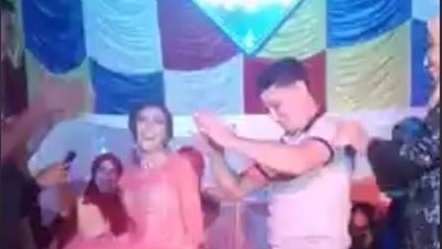 نهاية مروعة لعروس حملها شاب ورقص بها (فيديو)